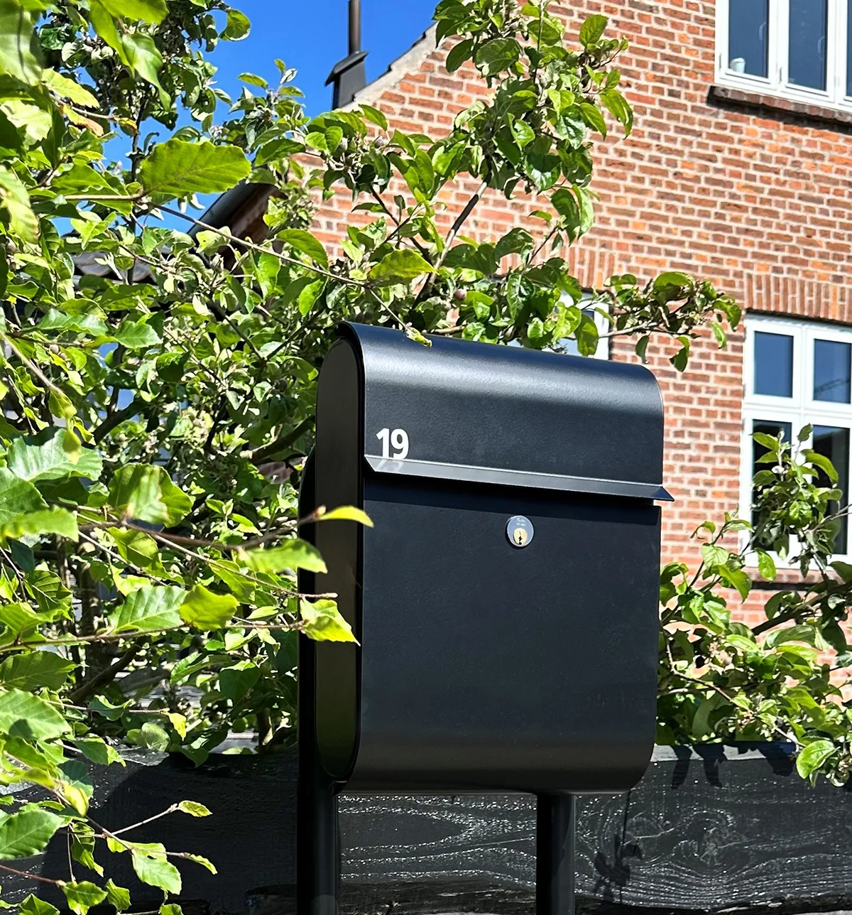 LIBER L17 postkassen i sort - på stander