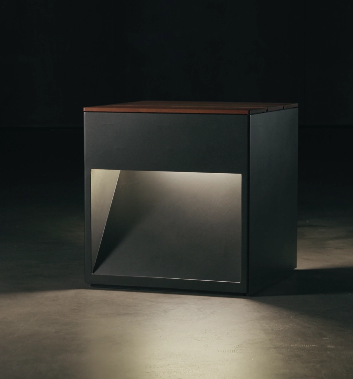 NYE L1004 pullertlampe i sort