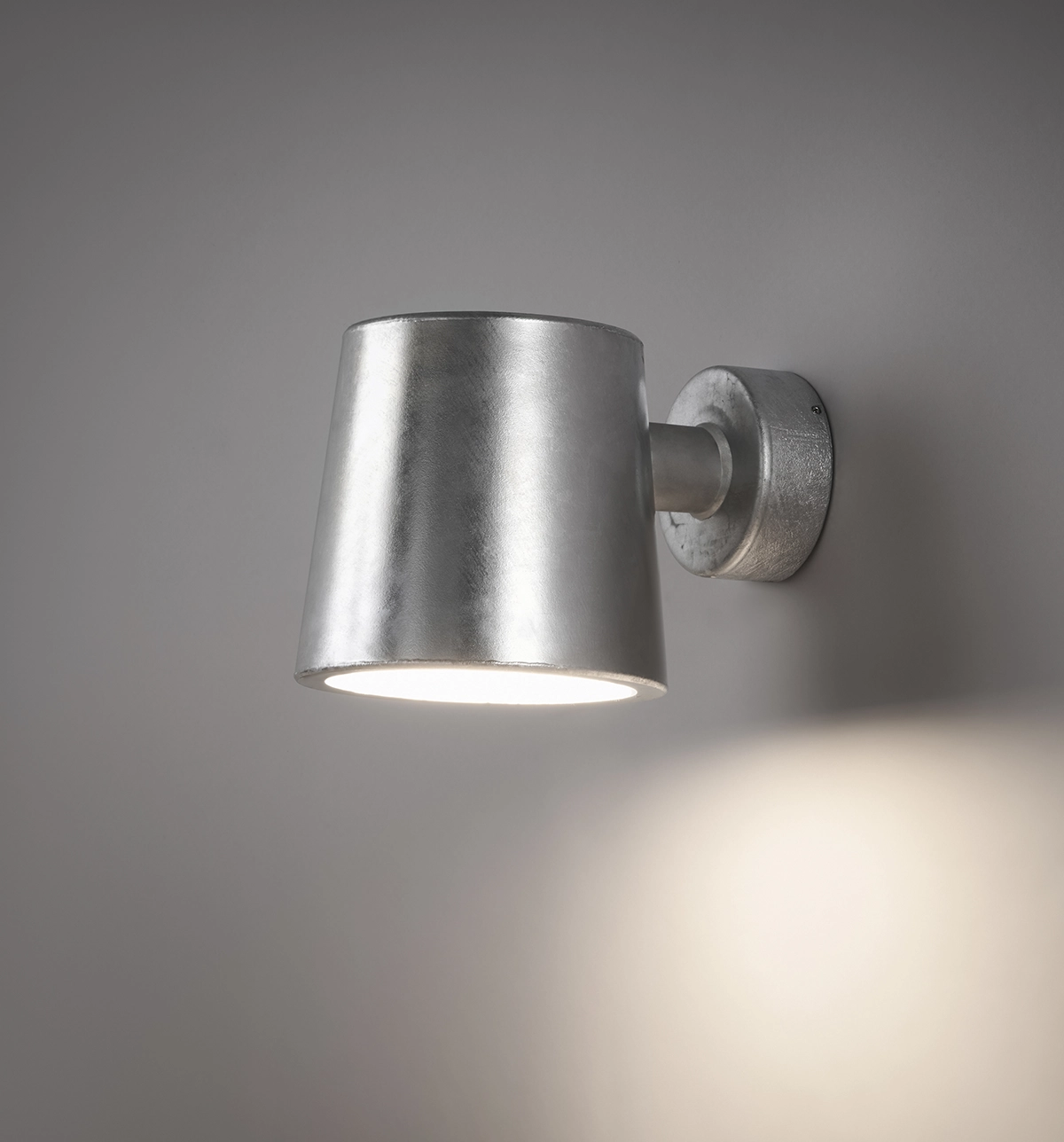 Stor væglampe i galvaniseret stål ANTO L1010-200