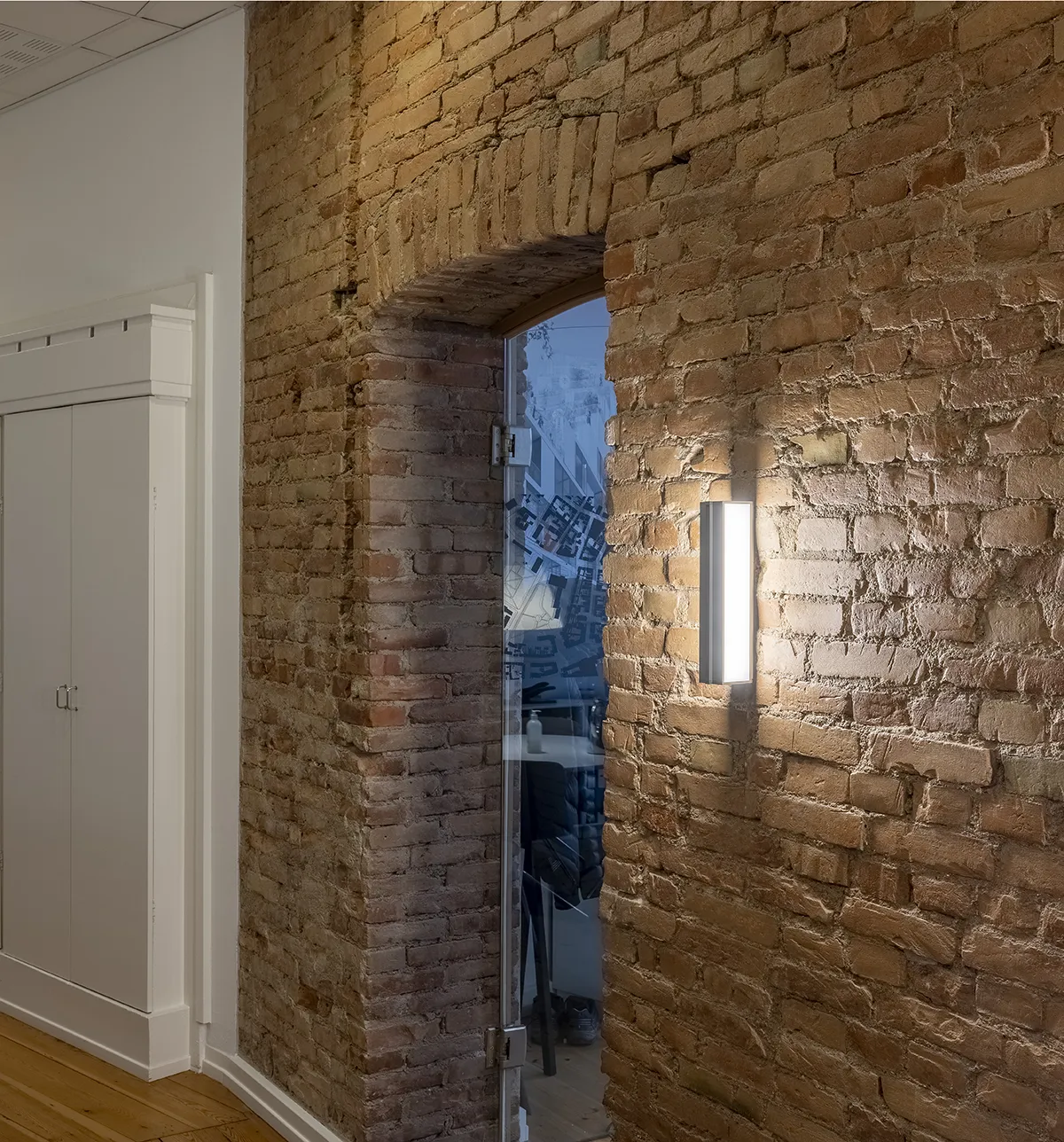 LINES L310 loft- og væglampe aluminium