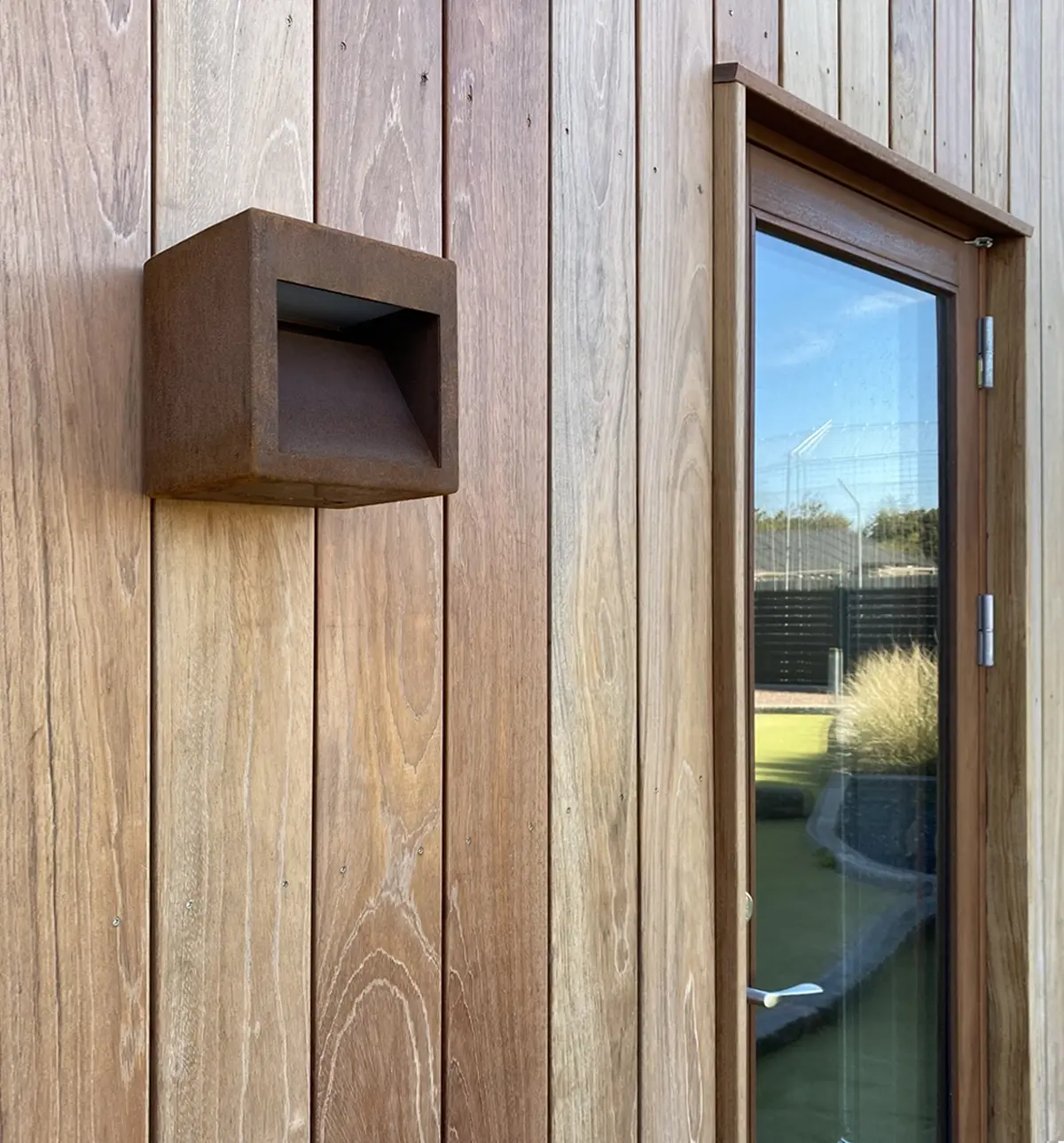 Væglampe i corten NYE L1001 - Henne strand