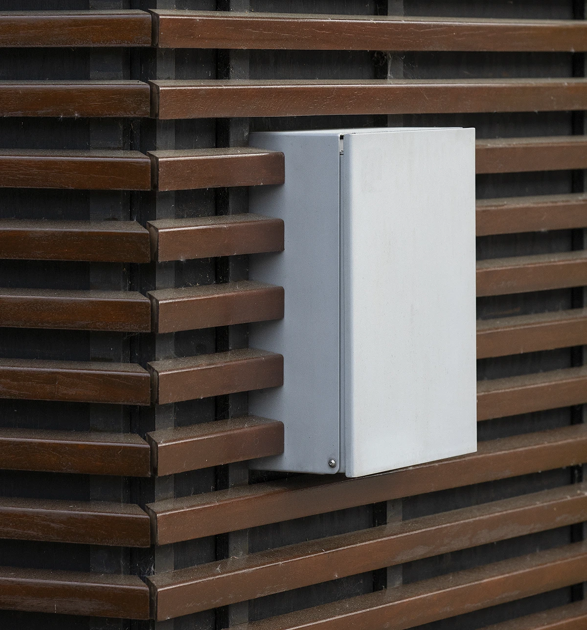 Minimalistisk postkasse OUTFIT L990