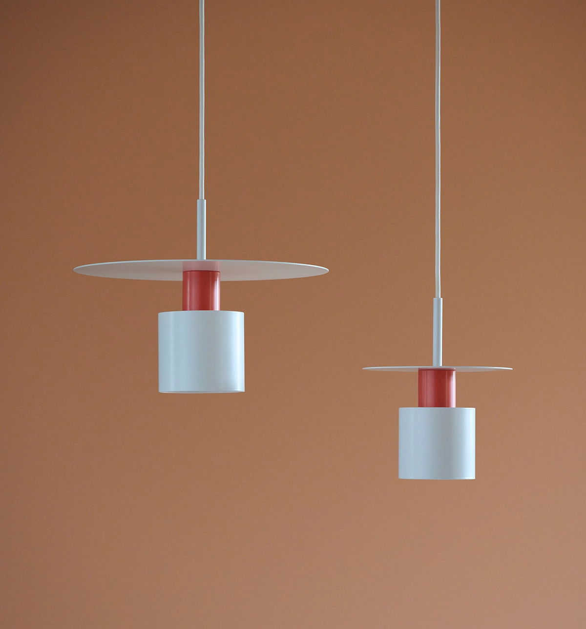 Rød pendel KOLORIT L1600-200-340 stor og lille