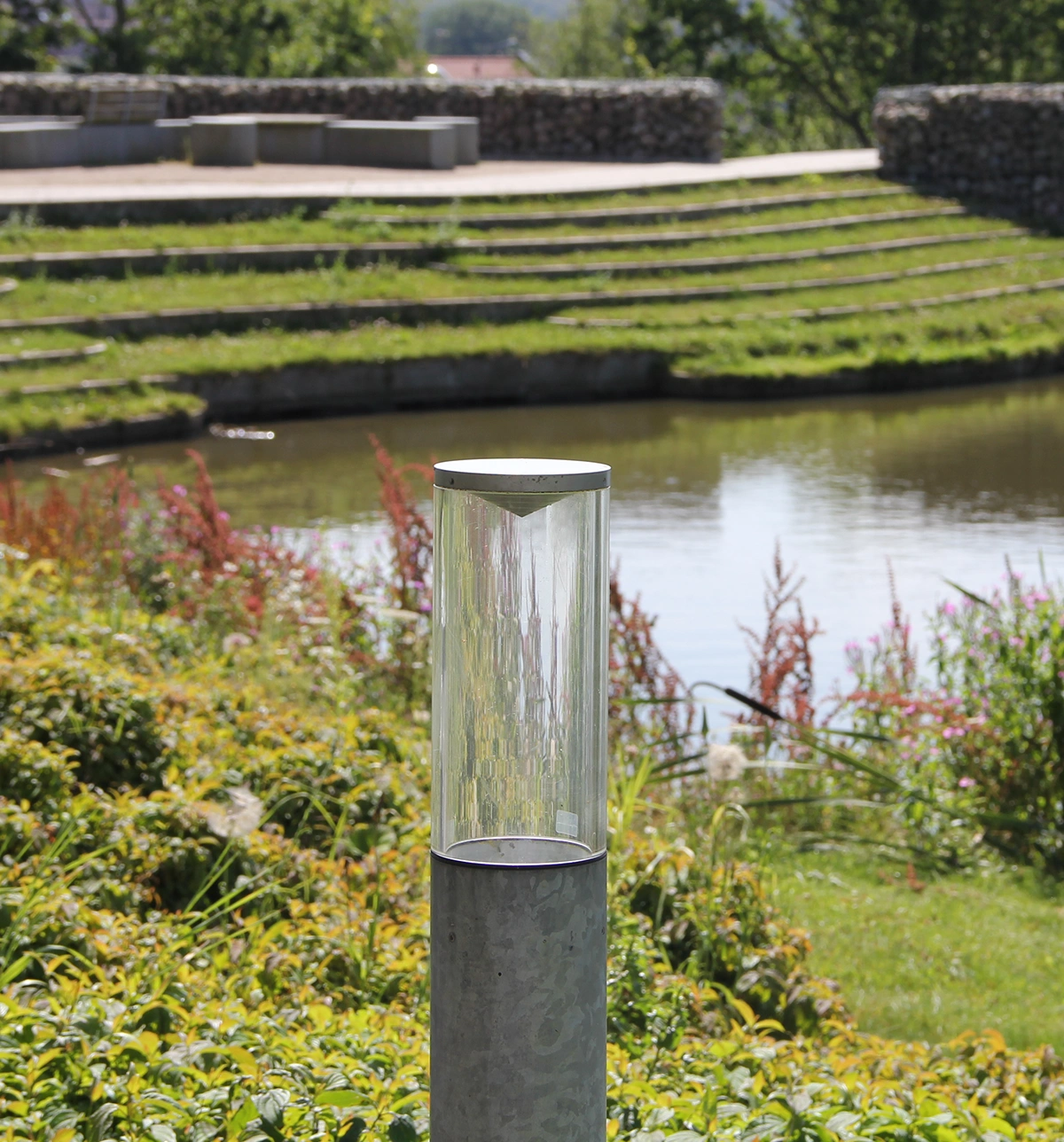 Galvaniseret COVER L702 pullertlampe på eng